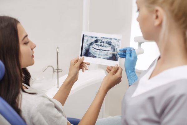 dentista-mostra-raio-x-paciente-plano-odontológico