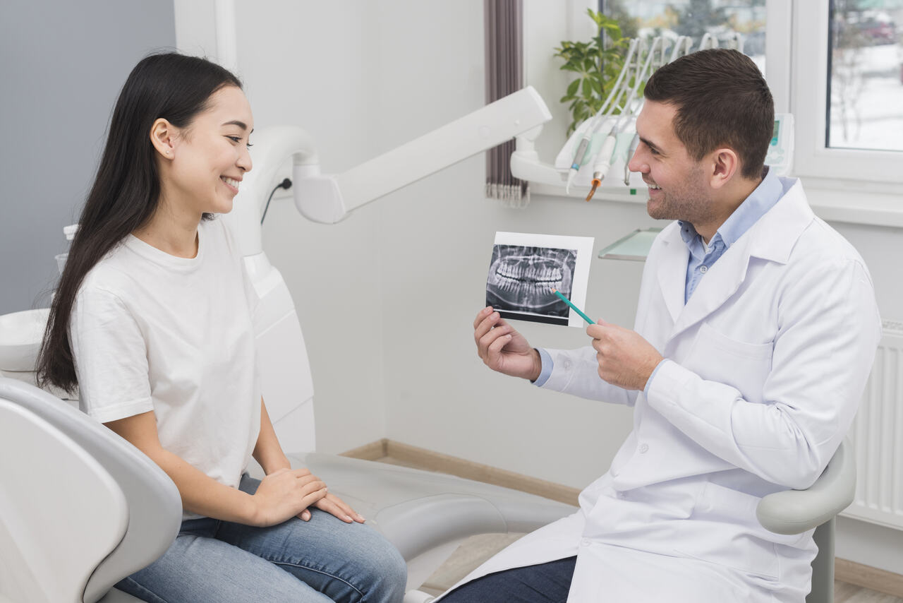 Atendimento odontológico de qualidade: dentistas realizando consulta em consultório moderno.