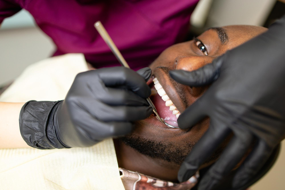 Restaurações dentárias: imagem de dentes sendo restaurados
