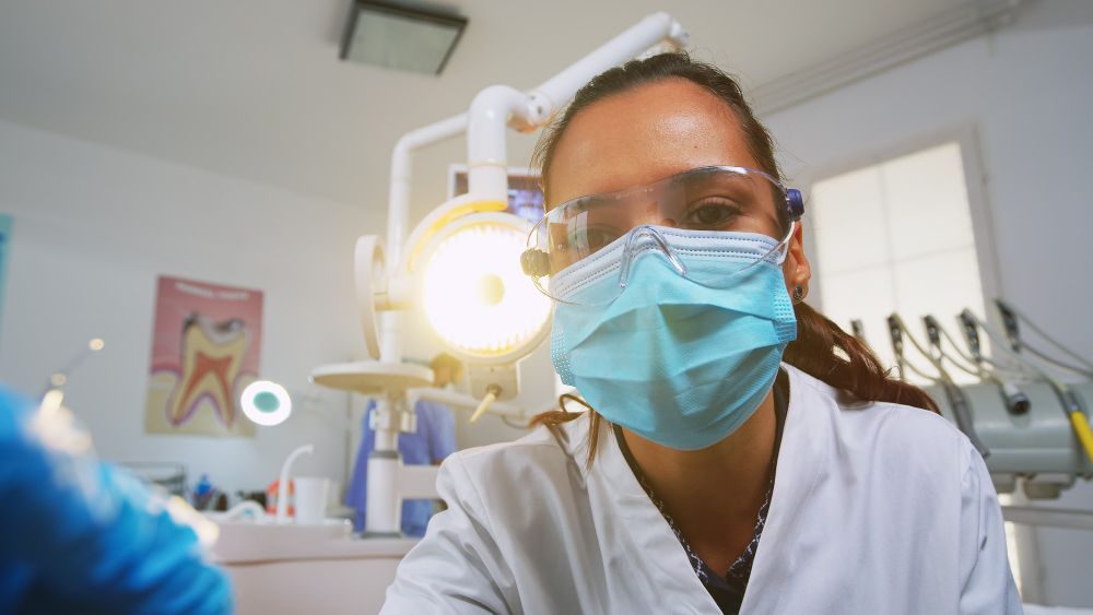 Agosto Grená: dentista em atendimento preventivo ao câncer de boca e de garganta