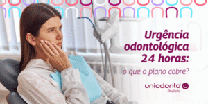 Mulher com expressão de dor aguardando atendimento odontológico em ambiente clínico, ilustrando situação de emergência odontológica 24 horas.