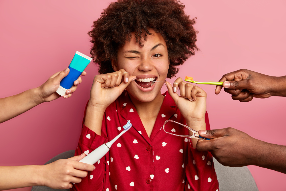 em foco: jovem sorrindo enquanto escova os dentes com fio dental, cercada por produtos de higiene bucal.