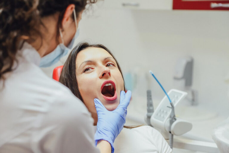 Blog - Dentistas e planos odontológicos para VOCÊ, SUA FAMÍLIA E SUA EMPRESA. Mau hálito causas e tratamento – dentista examinando paciente durante consulta odontológica